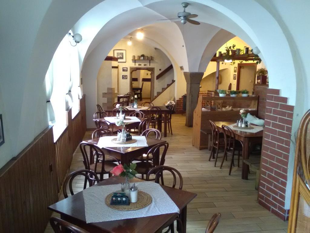 Penzion A Restaurace Modra Ruze Tabor Luaran gambar