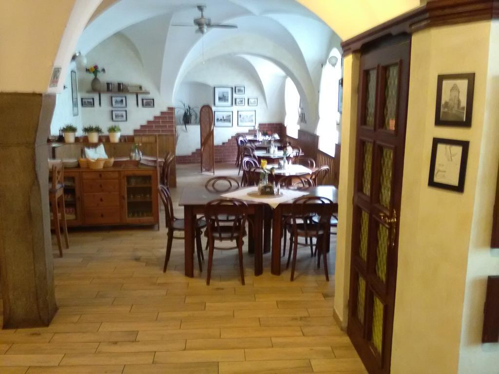 Penzion A Restaurace Modra Ruze Tabor Luaran gambar