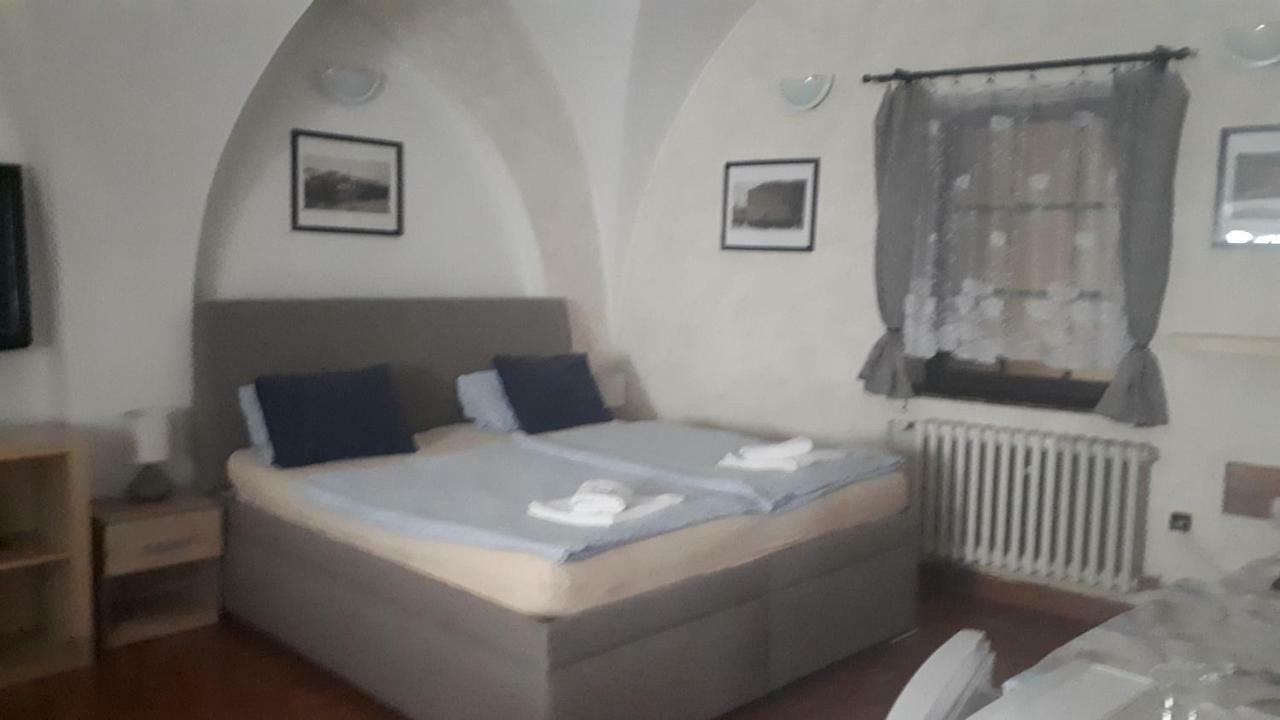 Penzion A Restaurace Modra Ruze Tabor Luaran gambar