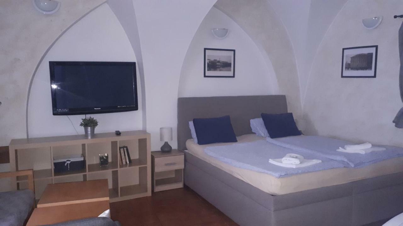 Penzion A Restaurace Modra Ruze Tabor Luaran gambar